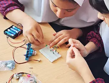 مدرسه فرزانگان ایران، کلاس‌های رباتیک پیش‌دبستان و دبستان فرزانگان ایران: گامی به سوی آینده فناوری